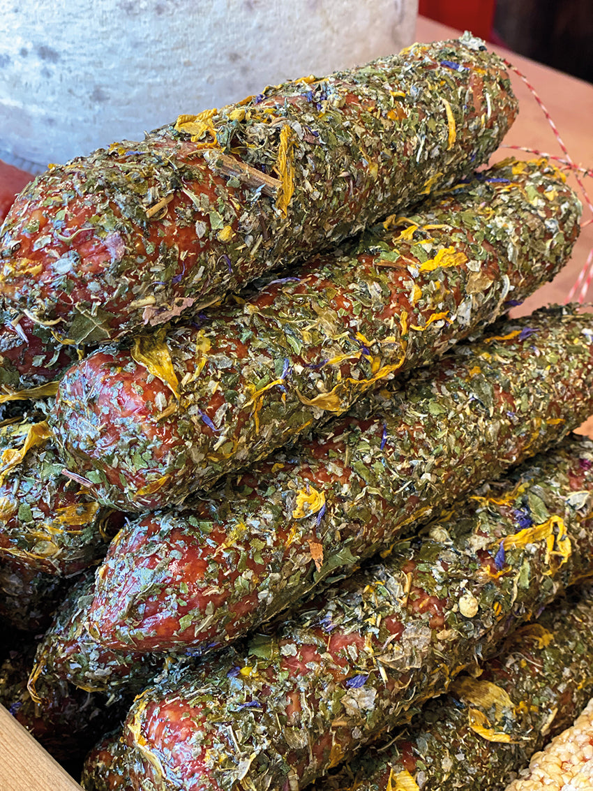 Salami mit Almblüten überzogen